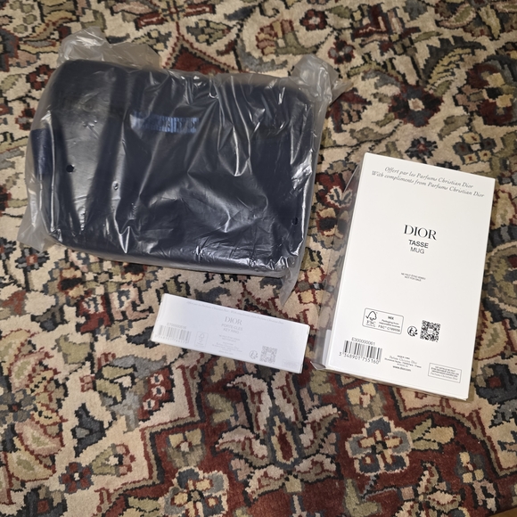 Dior Navy Toiletry Bag & Travel Mug Gift Set - Picture 3 of 4